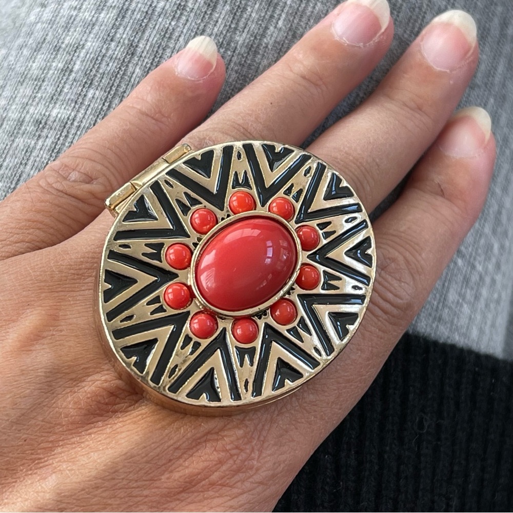House Of Harlow 1960 ring opens